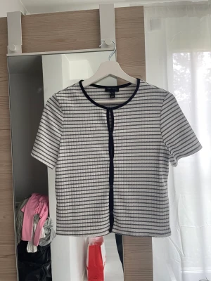 Randig topp - jättefin topp från Asos, endast använd 1 gång!