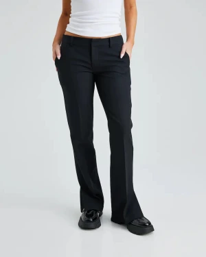 Kostymbyxor  - Säljer mina jätte fina kostym byxor från Bikbok, köpta för 500 på deras hemsida. Jätte fina men var lite för stora på mig. Skriv vid intresse eller några frågor. ❤️