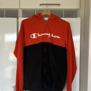 Champion hoodie  - Fin hoodie i fint skick, snålt använd, Storlek M