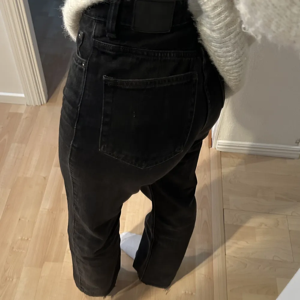 Svarta Weekday Rowe jeans i storlek W26L30 säljs. Inköpta för 590kr och säljs för 229kr💕. Jeans & Byxor.