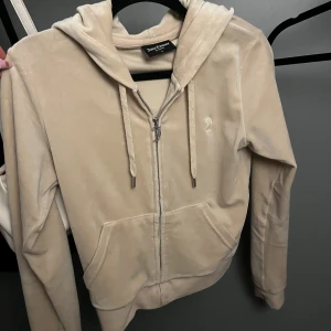 Juicy tröja  - Hej säljer nu min juicy tröja , använder den inte så ofta så ja får ingen användning för den . Inga defekter . Storlek S. Pris kan diskuteras 🥰