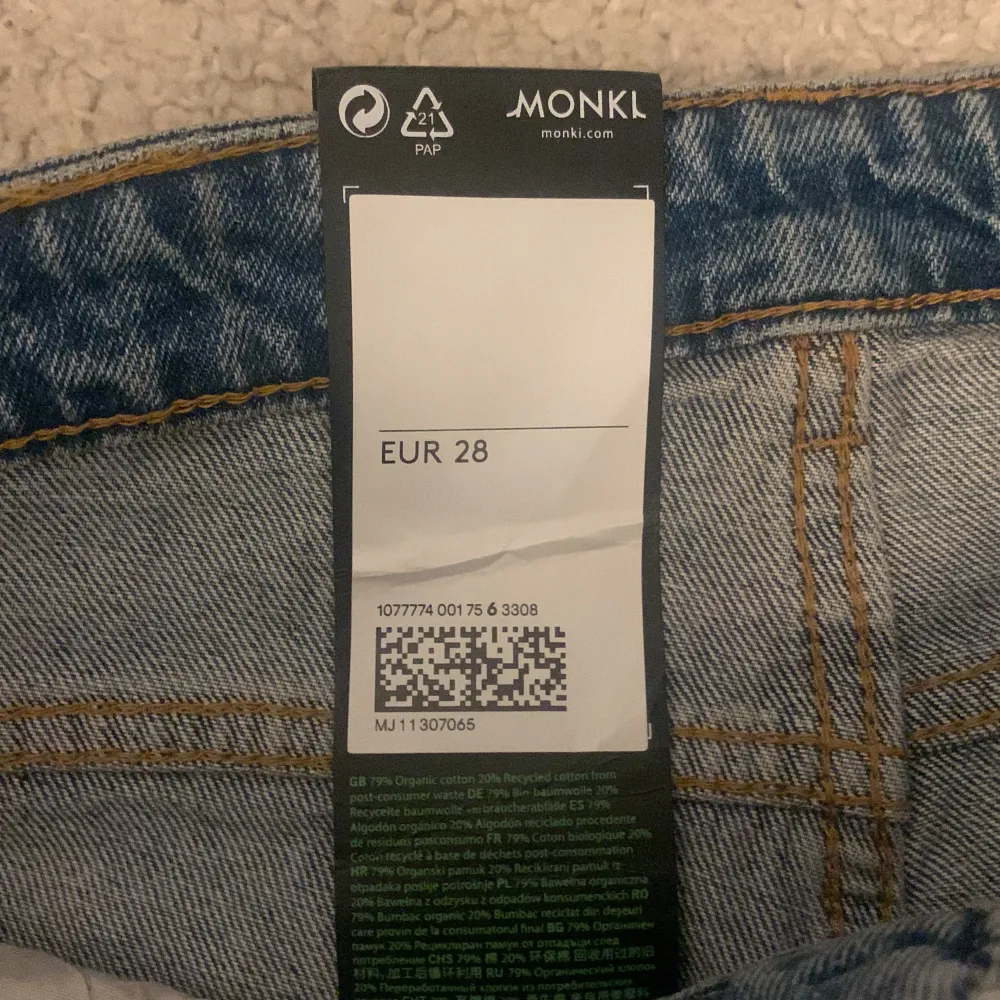 Helt oanvända jeans från monki som jag säljer då dem var för stora för mig i midjan men passade i längden, jag är 165. Jeans & Byxor.