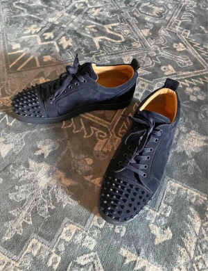 Loboutin skor - Säljer mina lobs, används några gånger men i jätte fint skick som man ser på bilderna, hör av er vid intresse!