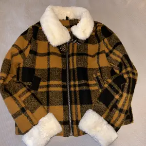 Säljer denna jacka, som är för liten för mig. Den är i bra skick! Har använts sparsamt. Skulle säga att den är en liten M.
