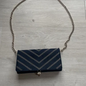 Valentino by Mario väska - Superfin Valentino By Mario väska som inte tillverkas längre. Knappt använd, jättebra skick🫶🏼nypris ca 1200kr, säljer för 375❤️