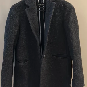 Grå ullkappa - Grå kappa med 67% ull från Massimo Dutti. Knappt använd! 