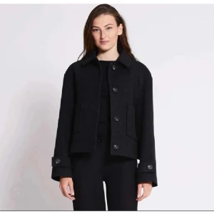 Kappa - En svart kappa fårn lager 157🥰 jättebra skick och varm till hösten! Dessutom väldigt trendig😍