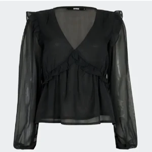 Blus från bikbok - Säljer den eftertraktade slutsålda super fina bikbok blusen, använd ett få tal gånger utan defekter och/eller tecken på användning, pris går att diskutera💕