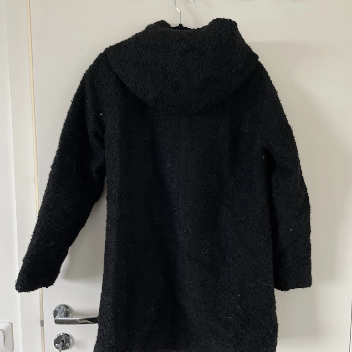 Svart kort kappa med luva - 91
