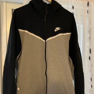 Tech fleece - Säljer min techlfleece. Då jag bytit stil. Skick8,5/10, storlek L 