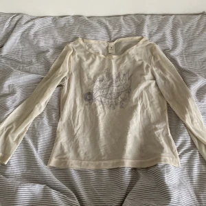 Isabell kristensen tröja - En genomskinlig tröja från isabell kristensen som jag köpt second hand. har några små fläckar se bild 2 och 3. Har sökt upp märket och ser ut att vara dyra kläder. (Armarna är inte hel långa på mig som är 168 lång utan slutar strax innan vanliga tröjor)