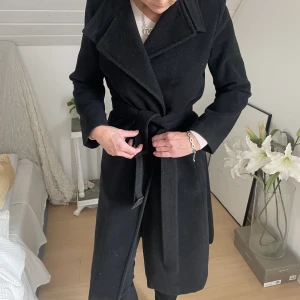 Lång svart kappa  - Skit snygg lång svart kappa! Näst intill oanvänd,sotorlek 34/36 men passar även 38!