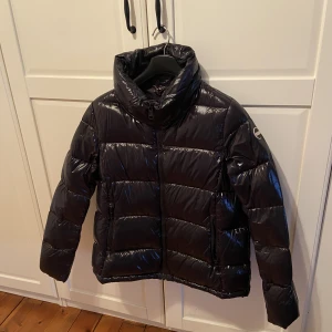 Jacka Colmar - Jättefin svart jacka från colmar. Mycket bra skick och inga större defekter. Skriv för fler bilder💗💗nypris 5499kr och köpt på nk, säljer för 2500kr. Kan tänka mig att gå ner i pris något vid snabbt köp!
