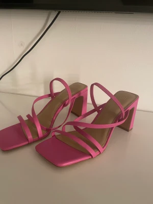 Rosa klackskor - Säljer dessa rosa klackar, använda 1 gång. Jätte sköna att gå i 🤍