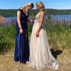 Balklänning  - Jätte fin balklänning köpt förra året i november. Använd 1 gång under min bal och nypriset är 5399kr. Den är uppsydd längst ner och har därför inte ett jätte långt släp bakom sig. Passar med ett par klackar och får ett fint fall rakt ner 