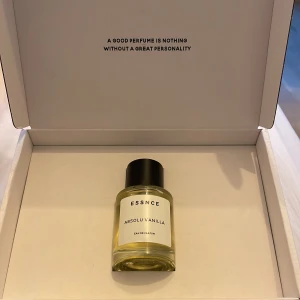 Essnce Absolu Vanilla Edp  - Säljer denna helt nya parfym från Essnce då den inte passar just mig men doftar otroligt gott. Den heter Absolu Vanilla, alltså en vanilj doft. Perfekt för vintern!! (Är vegansk) Köptes för 360kr säljer för 260kr. (Står ej för frakt💞!!)