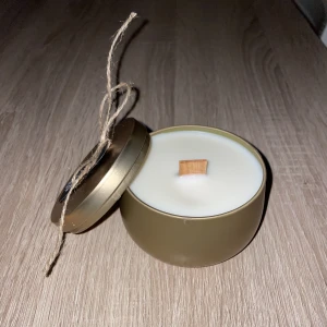 Doftljus - Hemmagjort doftljus gjord av sojavax och eteriskolja. Doften ger dig en härlig stämningsfull julkänsla. 