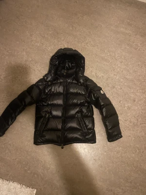 Moncler maya - Jätte fräsch moncler maya knappt använd 9/10 skick. Skriv vid funderingar och priset kan diskuteras vid snabb affär