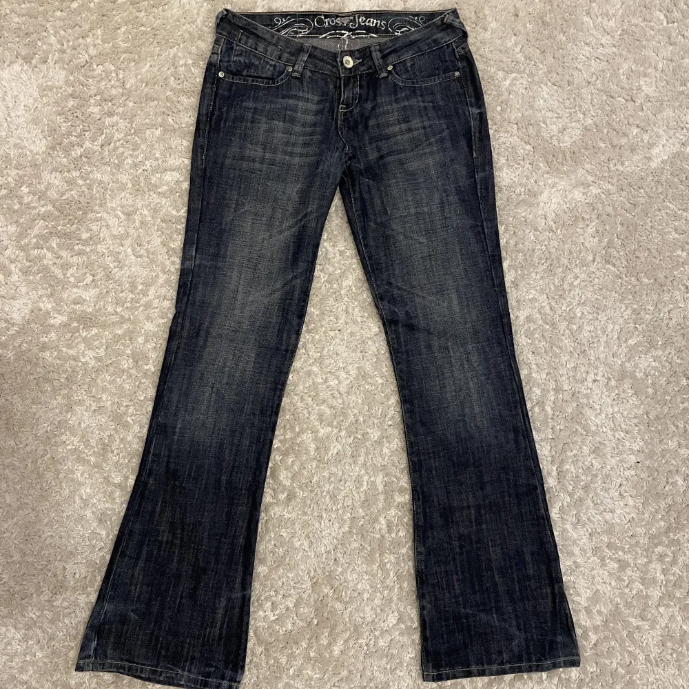 Mörkblå lågmidjade jeans i storlek W27 L32. Jeans & Byxor.