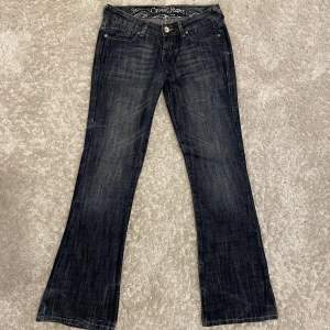 Mörkblå lågmidjade jeans i storlek W27 L32