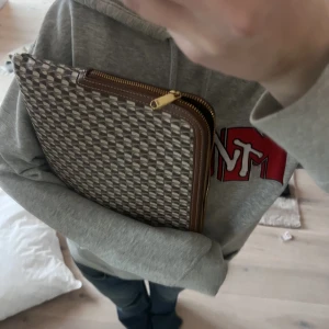 Datorfodral  - Snyggt datorfodral ifrån mango! Får plats med dator och böcker!