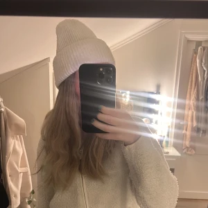 Vit mössa  - Vit mössa från Gina Tricot 