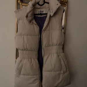 Väst - En fin ljusbeige väst som passar perfekt nu till hösten och även början till lite varmare väder. Använd 2 gånger och är i nyskick. Storlek S-M