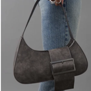 Väska  - Säljer denna väska köpt för 1 vecka sen på gina, Helt ny aldrig använd!