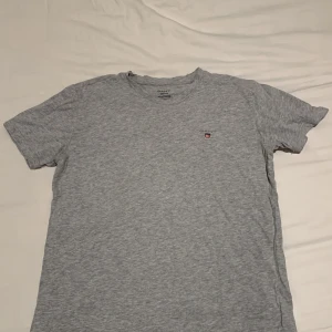 Gant t-shirt - Snygg grå gant T-shirt 