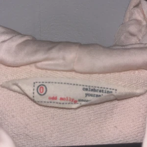 Rosa oddmolly hoddie i tunnare material  - Knappt använd bara legat använd Max 2-3 gånger äkta och superfin😍 den är storlek 0=xxs/xs kan passa liten s
