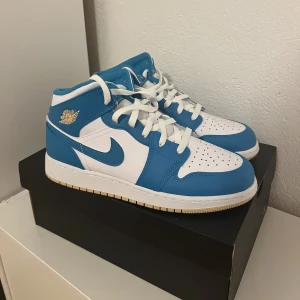 Jordan 1 mid - Helt nya Jordan 1 mid. Kvitto finns. Stl 40💕