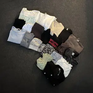 Storlek blandat xs-s, tröjor, kjolar, jackor, toppar, byxor, nån klänning och bikiniöverdel, träningstights och träningsbh (denna är i stl M) 21 st plagg