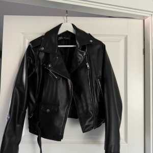 Jacka från Zara - Säljer min fina jacka från zara inköpt förra året. Jättefin skinnjacka men den kommer tyvärr inte till användning mer, storlek L men den är liten i modellen så passar en S😊 ( jag har vanligtvis alltid s) 