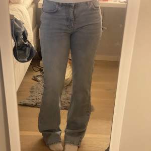Blåa bootcut jeans från Gina, helt oanvända, Innerbens längd: 81cm rakt över Midja:34 cm rakt över. Lår: 20cm rakt över. Längst ner på jeansen: 22cm rakt över. Från skrevet till midjan: 25cm