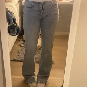 Low waist bootcut jeans  - Blåa bootcut jeans från Gina, helt oanvända, Innerbens längd: 81cm rakt över Midja:34 cm rakt över. Lår: 20cm rakt över. Längst ner på jeansen: 22cm rakt över. Från skrevet till midjan: 25cm