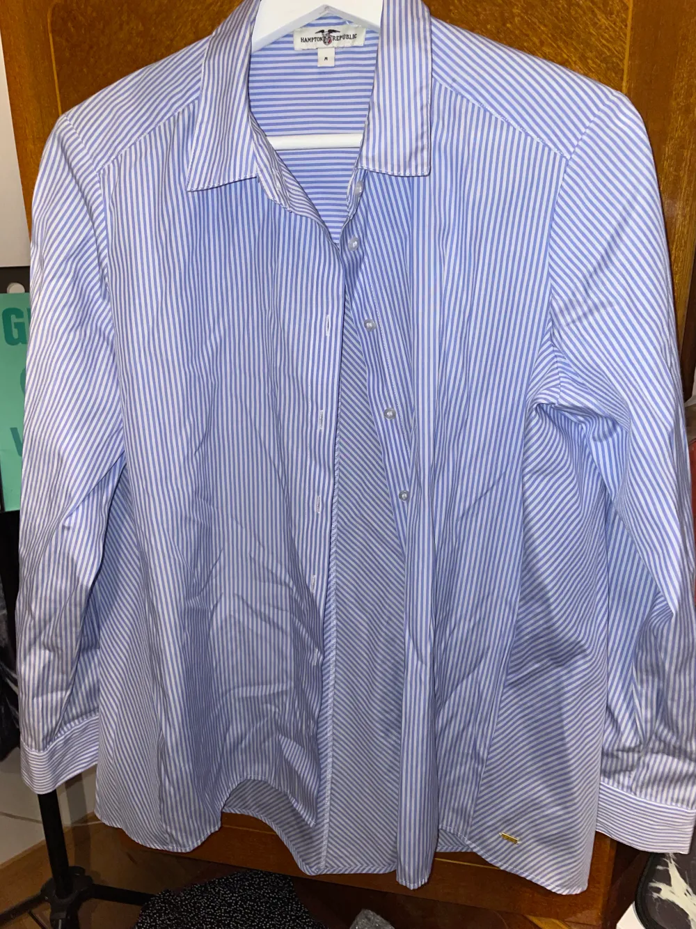 Blå/vit randig skjorta från Hampton Republic. Har ärvt, oanvänd från mitt håll. Inga skador eller fläckar, väldigt bra skick. Fint och bekvämt material. . Skjortor.