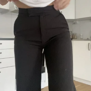 Långa kostymbyxor  - Svarta långa kostymbyxor, sälj då de inte kommer till användning !!💗💗