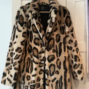 Säljer denna Leopard kappa frpn Bershka då den aldrig används och känner att de tyvärr inte är min stil nå mer, den är i ny skick och söker ett hem där den kommer komma till andvändning stl XS men passar även  S