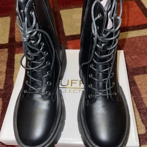 Ett par kängor  - Ett par helt nya kängor som inte kommer till användning då de är inte min storlek 🙂skriv gärna om du har frågor eller vill diskutera priset 🥰