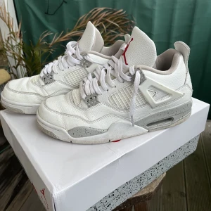 Jordan 4 ”Oreo” - säljer nu mina Jordan 4 Oreo. Okej skick, några små flaws här och där. 7.5/10! Har box och papper osv kvar. Säljer så pass billigt eftersom är osäker på autenciteten. . Kan skicka fler bilder och frågor i DM.🙌