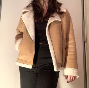 Beige vinterjacka  - En fin beige vinterjacka i mockaimitation från ellos med två dragkedjefickor. Den är i fint skick. Storlek är 158 vilket är barnstorlek men sitter perfekt på mig som vanligtvis har xs/s på kläder. Är 160 cm lång för referens.