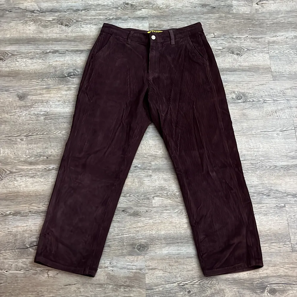 Lila ish corduroy byxor med inga defekter. storlek 32 (medium). Jeans & Byxor.