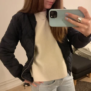 Jacka - Snyggaste bomberliknadne jacka med rutor på! Säljer då den är för liten!!🥰