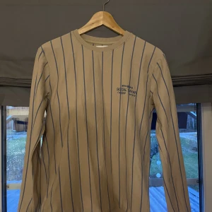 Långärmad woodbird tröja - Woodbird långärmad tröja i storlek s, i fint skick, säljer den för jag har vuxit ur den.