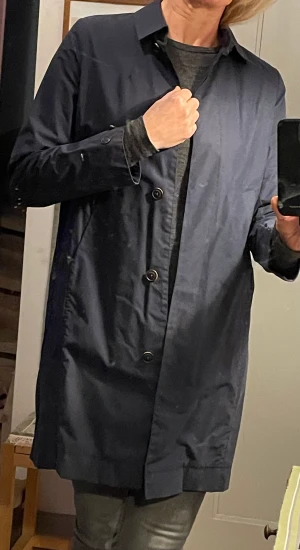 Hilfiger vindrock  - Tommy Hilfiger. Tunn ofodrad kort vindrock, funkar lite som regnrock.