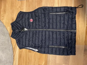 Colmar väst navy-light steel - Original pris 2500kr Ni kan scanna QR koden och se att den är riktig. Storlek 48 Tillverkad i Italien-Monza  Gjord i kina Den är i inte skadad någonstans och är i bra skick, nytvättad.
