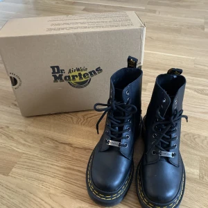 1460 BEX unisex Dr martens - Kängor i finskick. Använda enstaka gånger. Säljes pågrund av fel storlek. Nypris 2 495