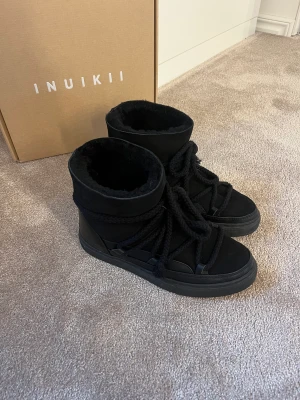 INUIKII - Svarta INUIKII sneaker classic, storlek 38. Skorna är använda cirka 3-4 gånger och är i jättebra skick. Ser ut som nya❤️‍🔥 Nypriset är cirka 3100kr, mitt pris kan diskuteras!Skriv privat för fler bilder🫶🏼