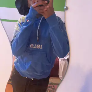 En blå vintage champion hoodie med snören. Använd ett fåtal gånger men inga synliga fel💙