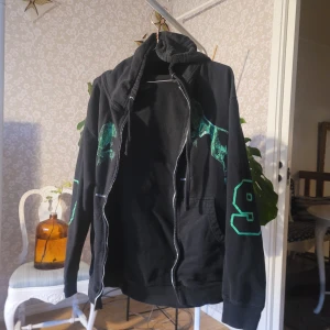 Bladee the fool zip up hoodie - Bladee merch från the fool zip up hoodie saknar en dragkedja vilket bidrar till det billigare priset